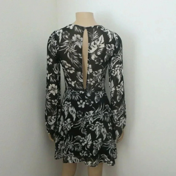 NWT Hollister Floral Dress Size Small Bell Sleeve - Picture 4 of 7